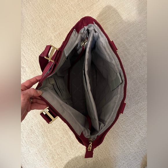 Baggallini Burgundy Women's Tote travel bag - Picture 5 of 5